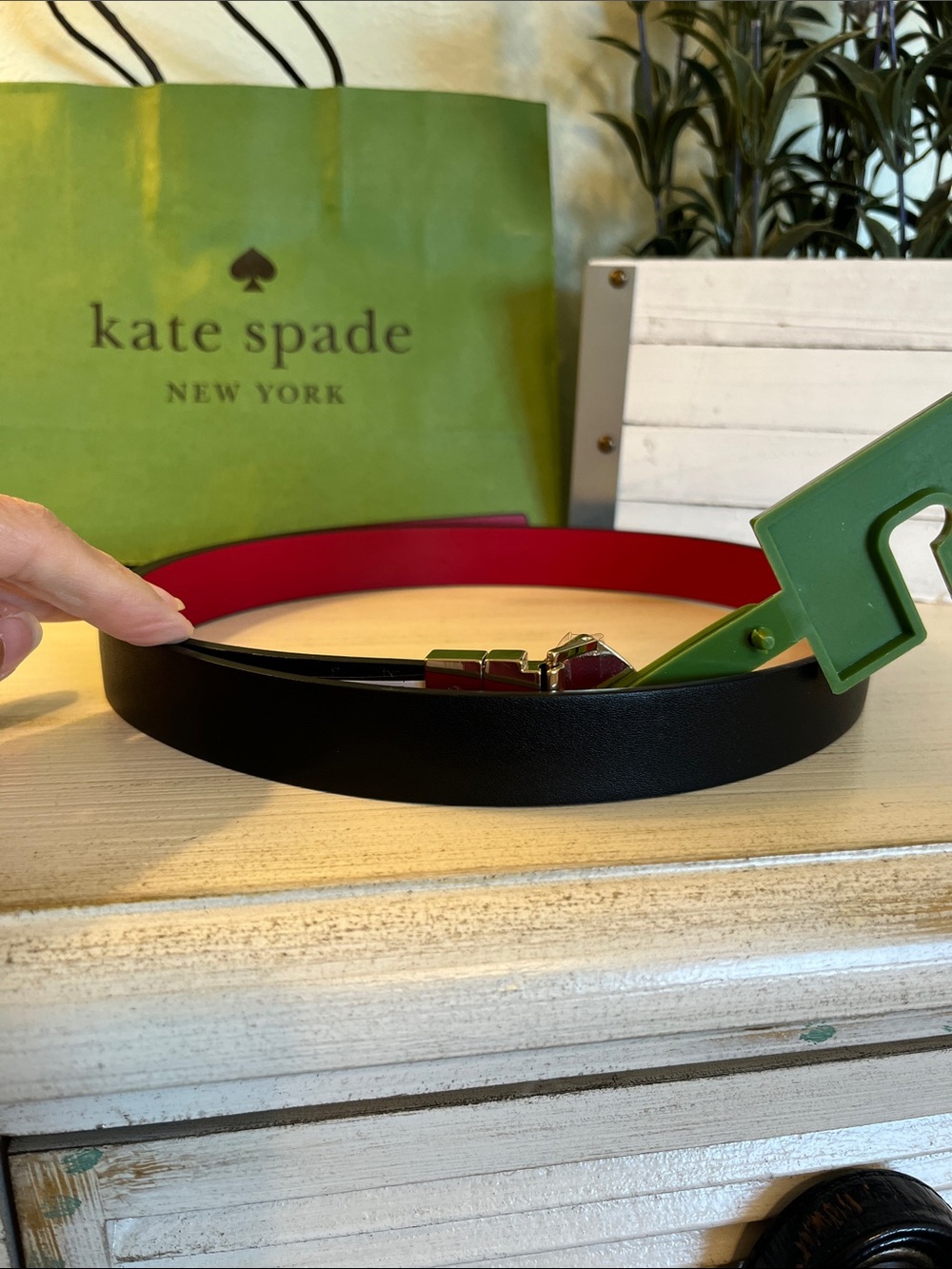 Kate Spade Twist Reversible Leather Belt Red & Black w/ Gold Tone Spade NWT  M - Picture 7 of 7